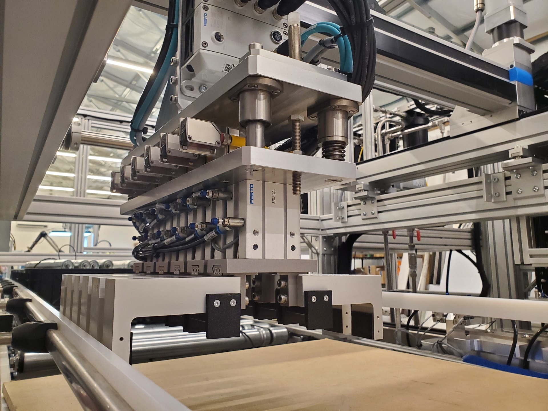 Industrial Robot or Collaborative robot pick and place or using pneumatic solutions
